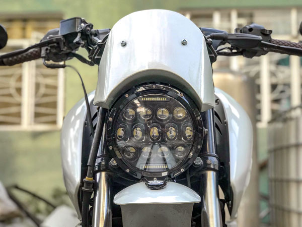 Bajaj Pulsar NS200 Modified: बजाज पल्सर एनएस200 को दिया स्क्रैम्बलर लुक, दिख रही शानदार