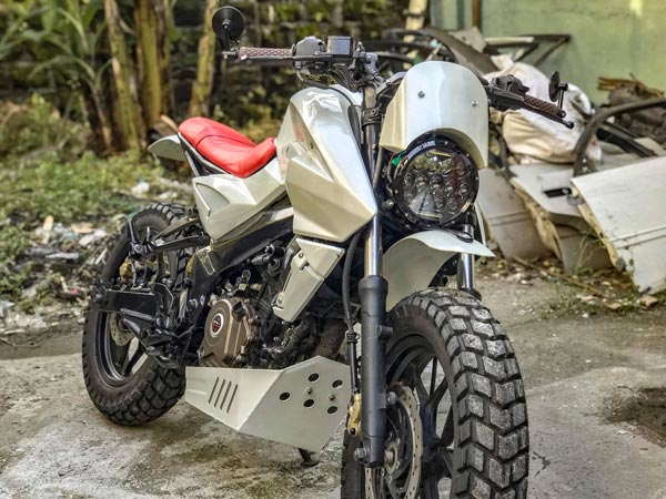 Bajaj Pulsar NS200 Modified: बजाज पल्सर एनएस200 को दिया स्क्रैम्बलर लुक, दिख रही शानदार
