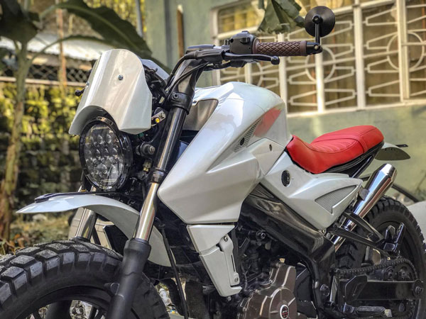 Bajaj Pulsar NS200 Modified: बजाज पल्सर एनएस200 को दिया स्क्रैम्बलर लुक, दिख रही शानदार