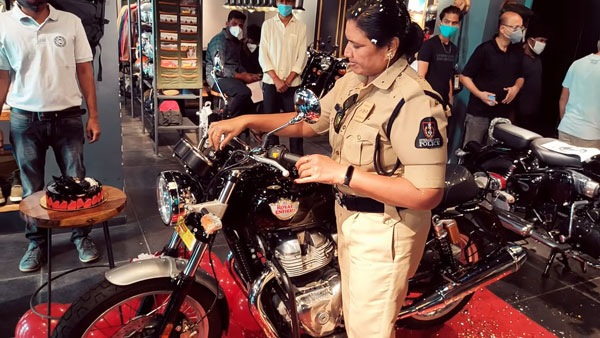 Cop Buys Royal Enfield Interceptor 650: महिला पुलिस खरीदी रॉयल एनफील्ड बाइक कारण