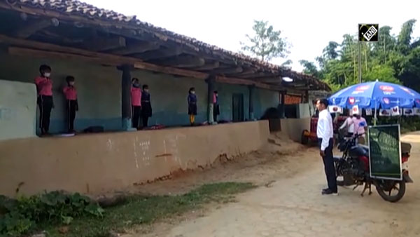 Chhattisgarh Teacher Conducting Classes On Motorcycle: छत्तीसगढ़ का यह टीचर बाइक पर ही लगा रहा क्लास, देखें कैसे