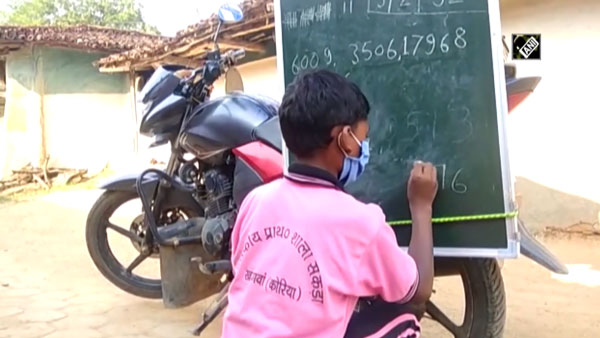 Chhattisgarh Teacher Conducting Classes On Motorcycle: छत्तीसगढ़ का यह टीचर बाइक पर ही लगा रहा क्लास, देखें कैसे