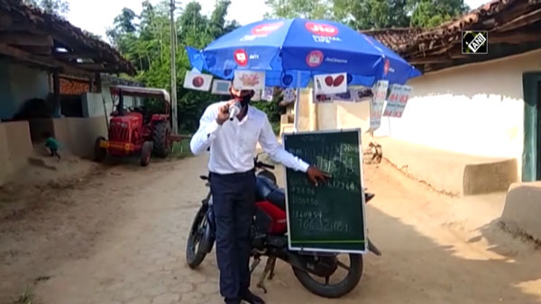 Chhattisgarh Teacher Conducting Classes On Motorcycle: छत्तीसगढ़ का यह टीचर बाइक पर ही लगा रहा क्लास, देखें कैसे