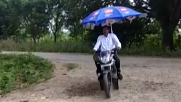 Chhattisgarh Teacher Conducting Classes On Motorcycle: छत्तीसगढ़ का यह टीचर बाइक पर ही लगा रहा क्लास, देखें कैसे