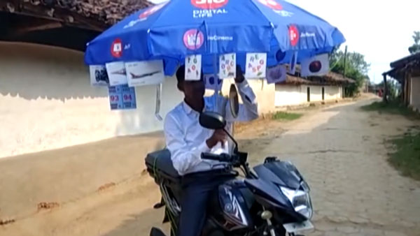 Chhattisgarh Teacher Conducting Classes On Motorcycle: छत्तीसगढ़ का यह टीचर बाइक पर ही लगा रहा क्लास, देखें कैसे