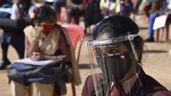 पत्नी को परीक्षा दिलाने के लिए स्कूटर से तय किया 1,200 किमी का सफर