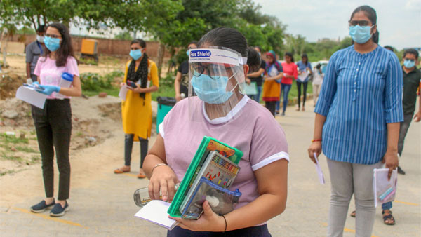 पत्नी को परीक्षा दिलाने के लिए स्कूटर से तय किया 1,200 किमी का सफर