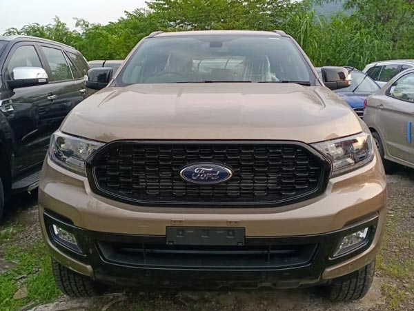 Ford Endeavour Sport Edition Spied: फोर्ड एंडेवर स्पोर्ट एडिशन डीलरशिप पर आई नजर, लॉन्च जल्द