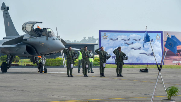 Rafale Jets Inducted In IAF: भारतीय वायु सेना में शामिल हुए राफेल लड़ाकू विमान, देखें तस्वीरें