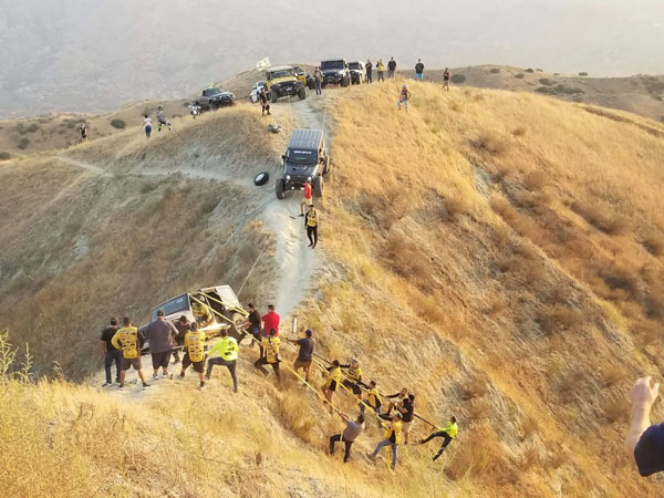 Jeep Wrangler Rescued: पहाड़ में फंसे जीप रैंगलर को किया गया रेस्क्यू, देखें हैरतंगेज वीडियो