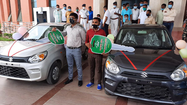 झारखण्ड के शिक्षा मंत्री ने 10 वीं और 12 वीं के टापर्स को गिफ्ट की मारुति ऑल्टो कार