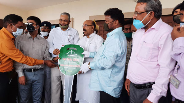 झारखण्ड के शिक्षा मंत्री ने 10 वीं और 12 वीं के टापर्स को गिफ्ट की मारुति ऑल्टो कार