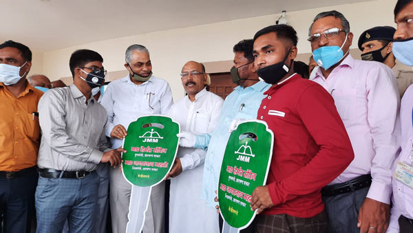 झारखण्ड के शिक्षा मंत्री ने 10 वीं और 12 वीं के टापर्स को गिफ्ट की मारुति ऑल्टो कार
