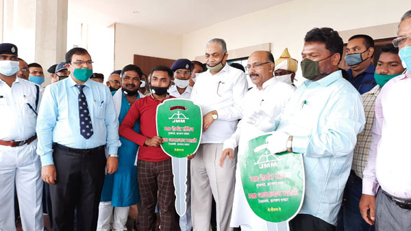 झारखण्ड के शिक्षा मंत्री ने 10 वीं और 12 वीं के टापर्स को गिफ्ट की मारुति ऑल्टो कार