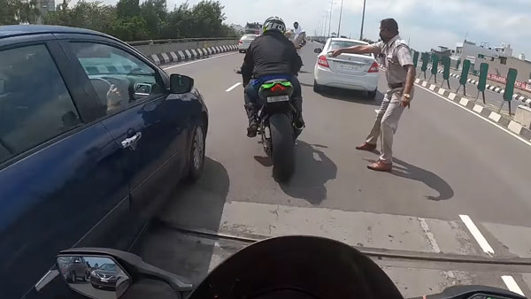 कावासाकी निंजा पर सवार राइडर्स पुलिस से बचकर भागे, 250 की स्पीड पर चला रहे थे बाइक