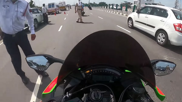 कावासाकी निंजा पर सवार राइडर्स पुलिस से बचकर भागे, 250 की स्पीड पर चला रहे थे बाइक