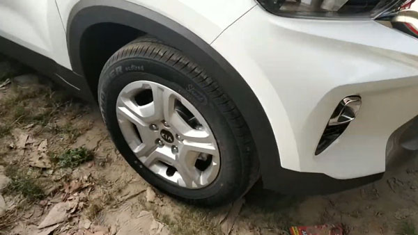 Kia Sonet HTK+ Arrives A Dealer Yard: किया सॉनेट एचटीके+ मिड वैरिएंट पहुँची डीलर यार्ड, देखें वीडियो