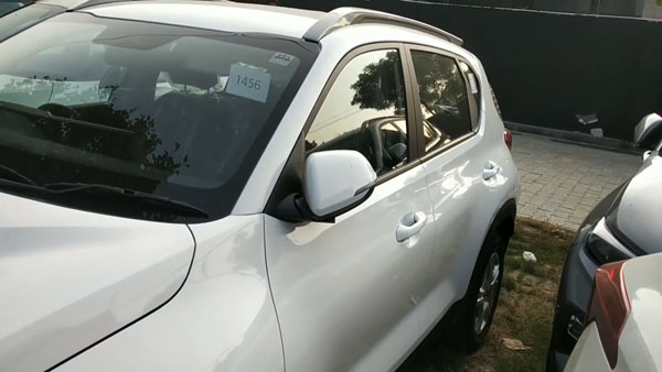 Kia Sonet HTK+ Arrives A Dealer Yard: किया सॉनेट एचटीके+ मिड वैरिएंट पहुँची डीलर यार्ड, देखें वीडियो