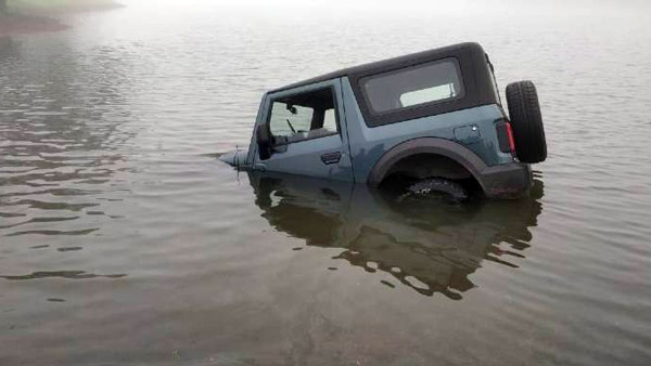 Next Gen Mahindra Thar Stuck In Water: नई महिंद्रा थार गहरे पानी में हुई बंद, जानें फिर क्या हुआ