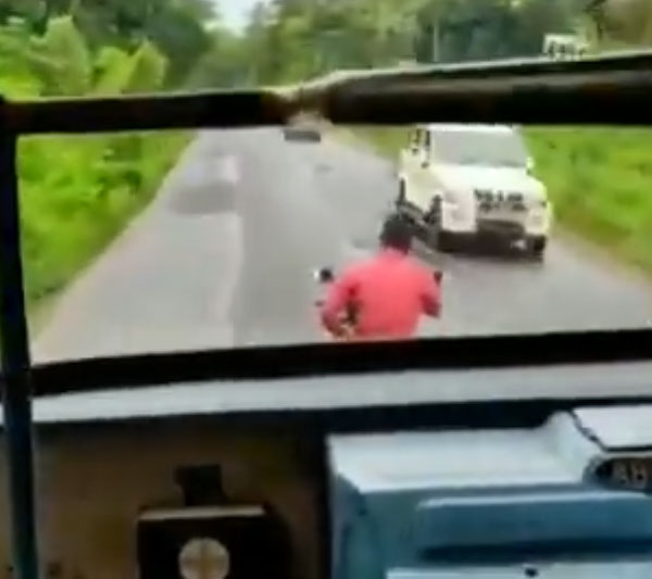 Biker Blocks Way Of A Bus, Fined: बाइकर ने रोका बस का रास्ता, कटा 10,500 रुपये का चालान