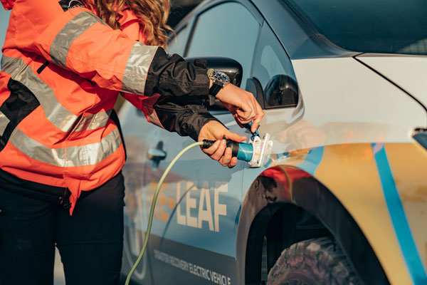 Nissan RE-Leaf Rescue Car: निसान की यह कार है चलता फिरता पाॅवर हाउस, आपदा मे बचाती है जान