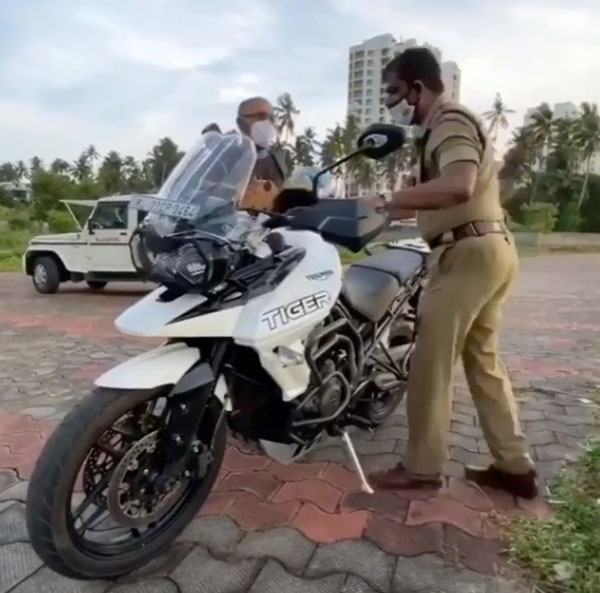 इस महंगी बाइक की ऊंचाई देख पुलिस वाला हुआ हैरान, दिया ऐसा रिएक्शन