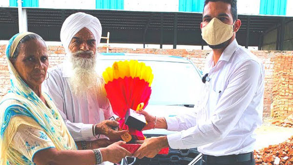 Son Gifts Tata Harrier To His Father: विदेश में रह रहे बेटे ने पिता को गिफ्ट की नई टाटा हैरियर एसयूवी
