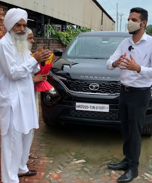 Son Gifts Tata Harrier To His Father: विदेश में रह रहे बेटे ने पिता को गिफ्ट की नई टाटा हैरियर एसयूवी