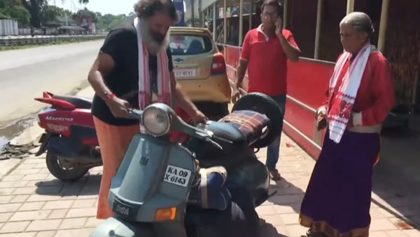 स्कूटर से मां को तीर्थ यात्रा कराने वाले व्यक्ति को आनंद महिंद्रा ने दी नई केयूवी100