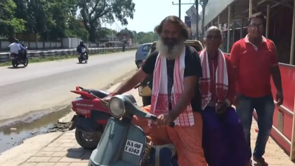 स्कूटर से मां को तीर्थ यात्रा कराने वाले व्यक्ति को आनंद महिंद्रा ने दी नई केयूवी100