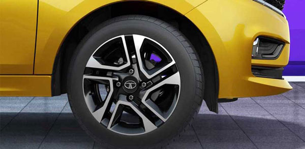 Tata Tiago Soccer Edition: टाटा टियागो का यह खास एडिशन डीलरशिप में आया नजर