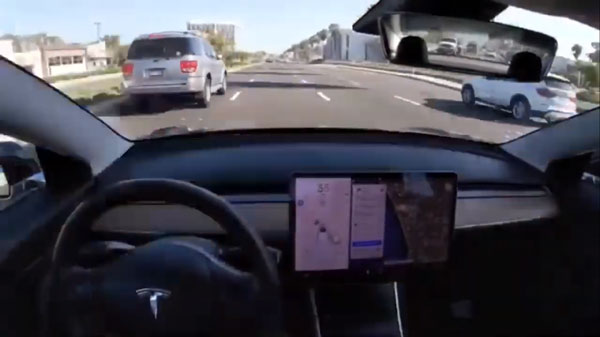 Driver Falls Asleep Behind wheel Of Overspeeding Tesla: टेस्ला कार को ऑटोपायलट में डालकर सोया ड्राईवर, स्पीड लिमिट तोड़ा