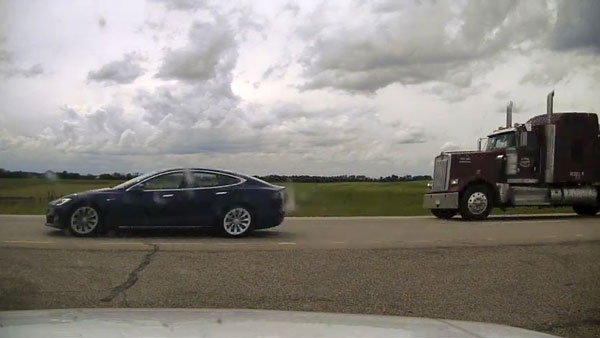 Driver Falls Asleep Behind wheel Of Overspeeding Tesla: टेस्ला कार को ऑटोपायलट में डालकर सोया ड्राईवर, स्पीड लिमिट तोड़ा