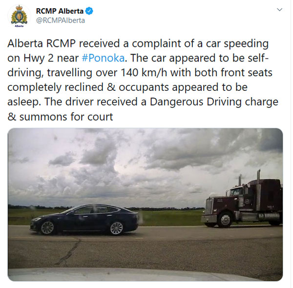 Driver Falls Asleep Behind wheel Of Overspeeding Tesla: टेस्ला कार को ऑटोपायलट में डालकर सोया ड्राईवर, स्पीड लिमिट तोड़ा