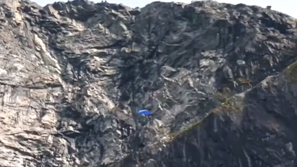Tom Cruise Motorcycle Stunt: मोटरसाइकिल पर स्टंट करते दिखे टॉम क्रूज, जल्द आएगी नई फिल्म