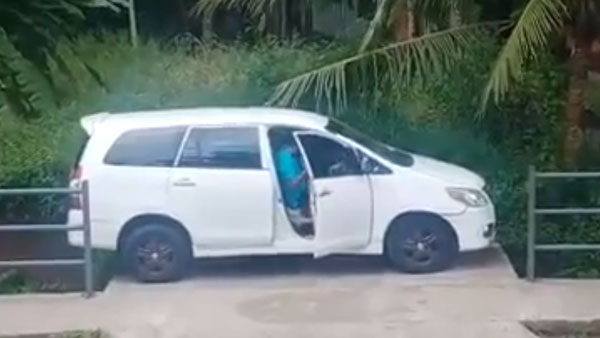 Tight Parking Spot In Kerala: अब इस खतरनाक पार्किंग स्पॉट पर लोग कर रहें अपनी ड्राइविंग स्किल टेस्ट, देखें