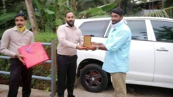 India’s Parking Legend Felicitates: टोयोटा इनोवा को कम जगह में पार्क करने वाले का हुआ सम्मान