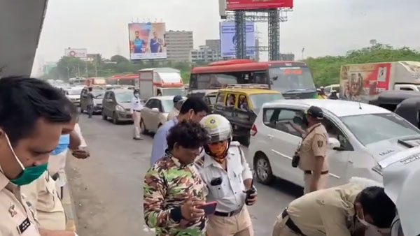 Snake In A Car Causes Massive Traffic Jam: मारुति डिजायर के पहियों से लिपटा सांप, हुआ ट्रैफिक जाम
