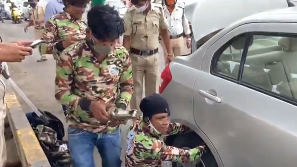 Snake In A Car Causes Massive Traffic Jam: मारुति डिजायर के पहियों से लिपटा सांप, हुआ ट्रैफिक जाम