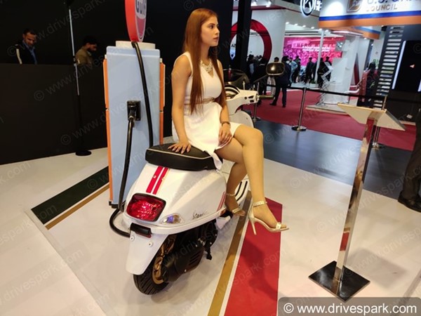 Vespa Racing Sixties Edition Launched: वेस्पा रेसिंग सिक्सटीज एडिशन भारत में लॉन्च, जानें कीमत