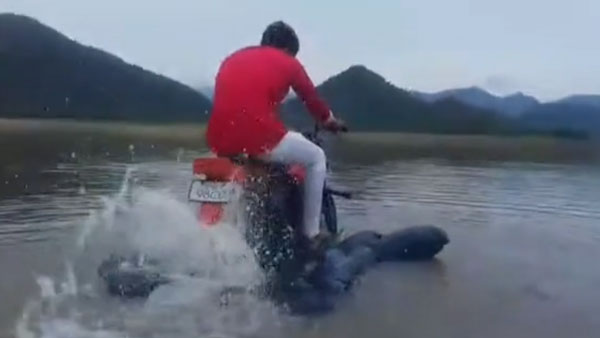 Engineering Student Made Amphibious Bike: 19 साल के लड़के ने बनाई पानी में चलने वाली बाइक, देखें वीडियो