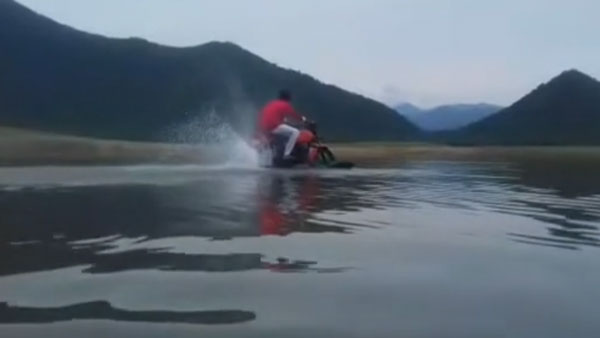 Engineering Student Made Amphibious Bike: 19 साल के लड़के ने बनाई पानी में चलने वाली बाइक, देखें वीडियो
