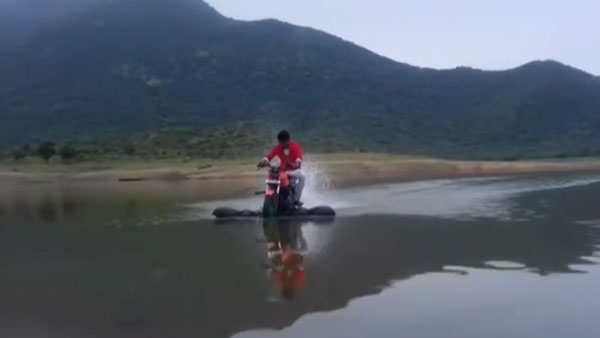 Engineering Student Made Amphibious Bike: 19 साल के लड़के ने बनाई पानी में चलने वाली बाइक, देखें वीडियो
