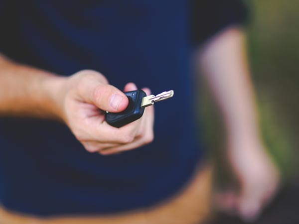 कार खरीदते समय रहें सावधान, फर्जी दस्तावेजों पर फाइनेंस हो रही है कार