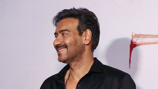 Ajay Devgan Spotted Driving BMW X7: बीएमडब्ल्यू एक्स7 चलाते दिखे अजय देवगन, देखें तस्वीरें