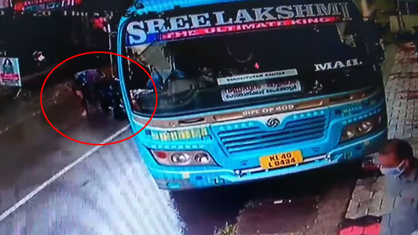 सतर्क बस चालक ने बचाई बाइक सवार की जान, वीडियो देख कांप जाएगी रूह