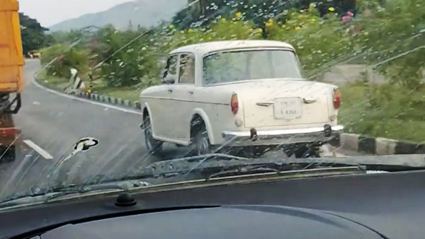 Car Runs On Highway Without Driver: हाईवे पर बिना ड्राइवर के चलती दिखी कार, जानें क्या है रहस्य