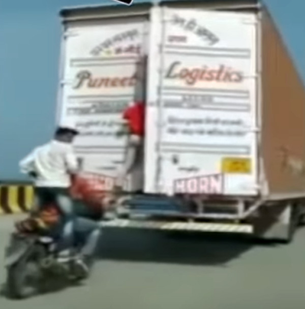Robbery In Moving Truck: चलती ट्रक में चोरों ने डाला डाका, फिल्मी अंदाज में की चोरी