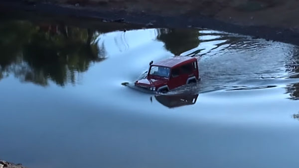 Force Gurkha Off Roading Capability: गहरे पानी को आसानी से पार कर गई फोर्स गोरखा, देखें वीडियो