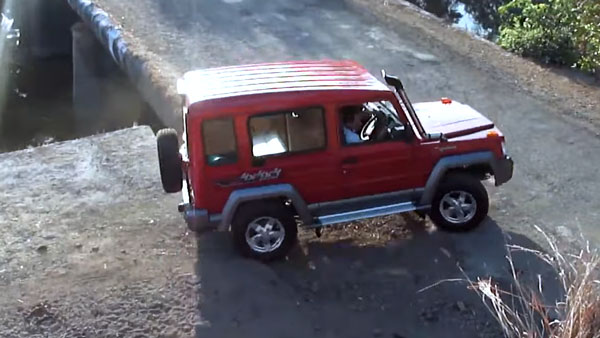 Force Gurkha Off Roading Capability: गहरे पानी को आसानी से पार कर गई फोर्स गोरखा, देखें वीडियो
